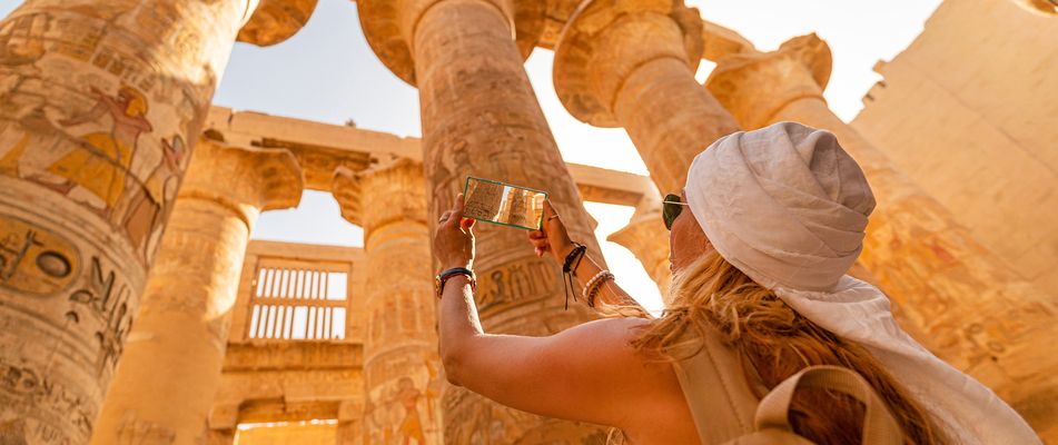 Eine Frau Fotografiert die Tempel in Luxor