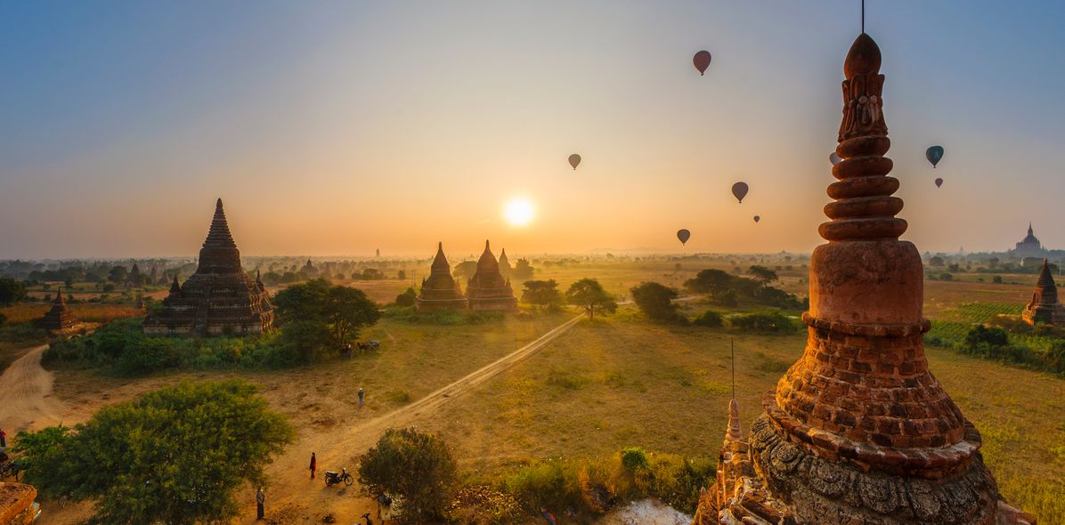 Heißluftballons über Tempelanlage in Myanmar