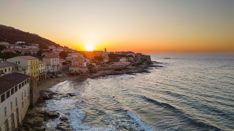 Sonnenuntergang am Strand von Korsika