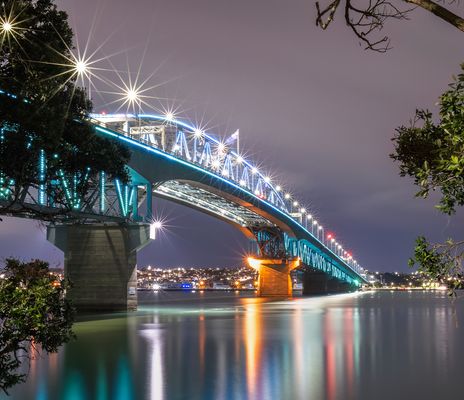 Auckland Harbor Bridge in der Nacht in Neuseeland
