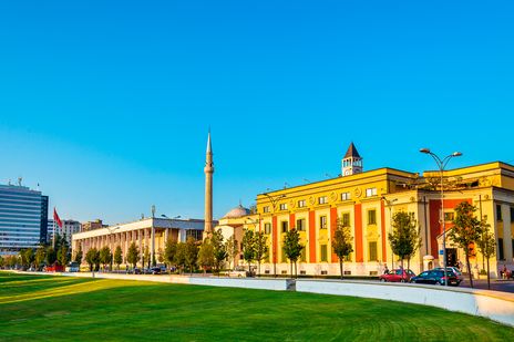 Der imposante Palast in Tirana, der Hauptstadt Albaniens, ein Denkmal aus kommunistischer Zeit