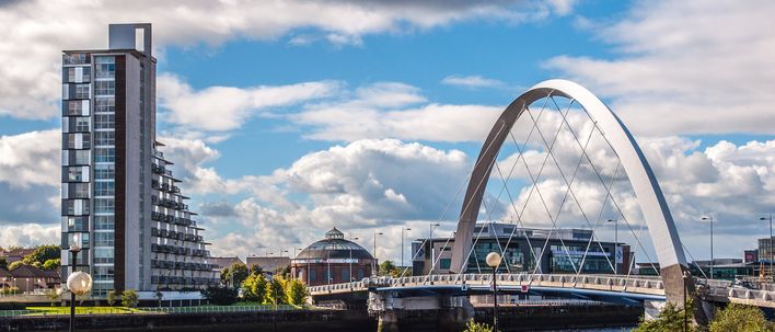 Clyde Arc Brücke in Glasgow mit moderner Architektur am Fluss Clyde