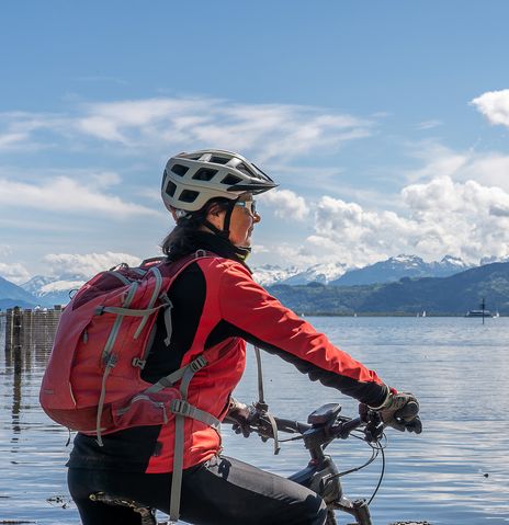 Frau mit Fahrrad am Bodensee