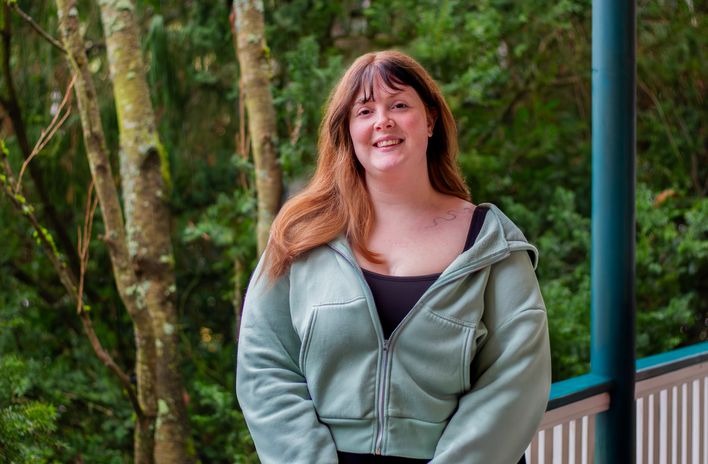 Auszubildende Leandra auf der Terrasse von Berge & Meer