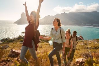 Gruppe beim Wandern am Meer