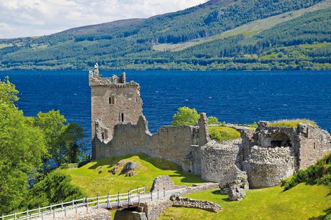 Urquhart Castle am Ufer von Loch Ness mit Blick über den See