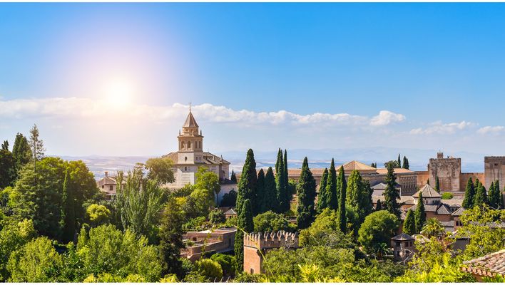 Panorama der Alhambra in Granada mit umliegenden Gärten im weichen Morgenlicht
