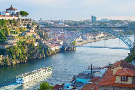 Flusskreuzfahrtschiff auf dem Douro in Porto, Portugal