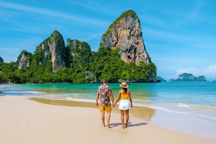 Paar am Strand in Krabi