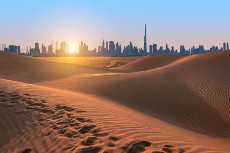 Wüste und Skyline von Dubai