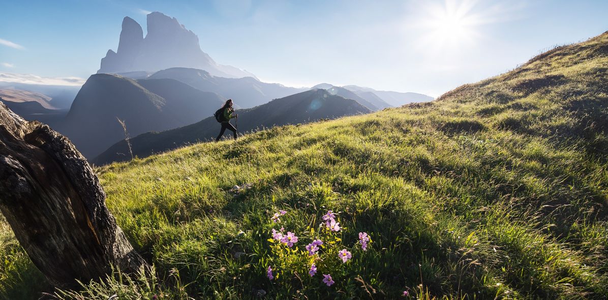 Frau beim Wandern in den Bergen
