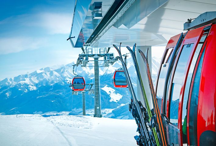 Skilift in den Kitzbüheler Alpen im Winter 