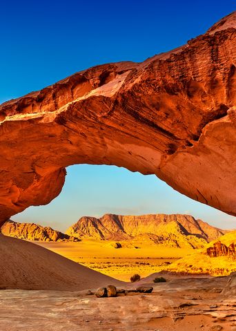 Felsbogen in der Wüste Wadi Rum, Jordanien