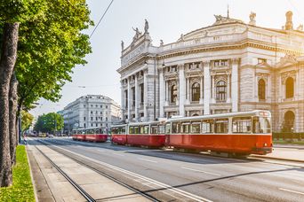 Wiener Staatsoper und Straßenbahn