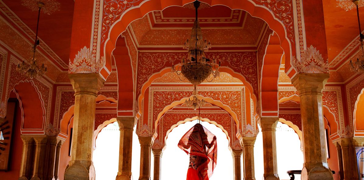 Frau in Palast in Indien