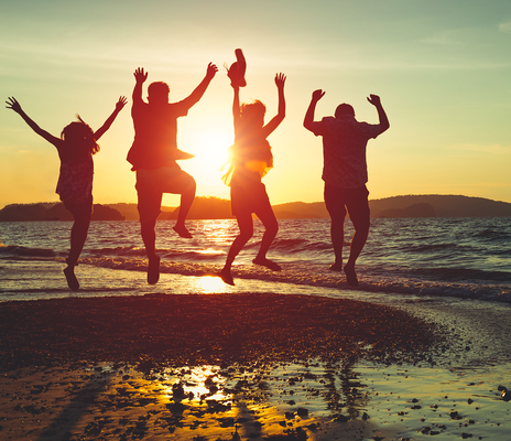 Freunde am Strand springen