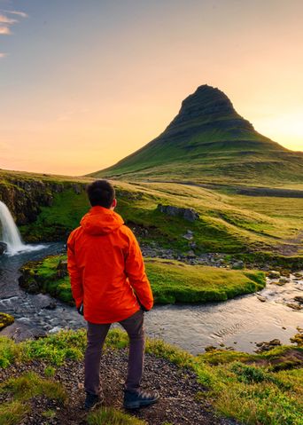 Mann vor Landschaft auf Island