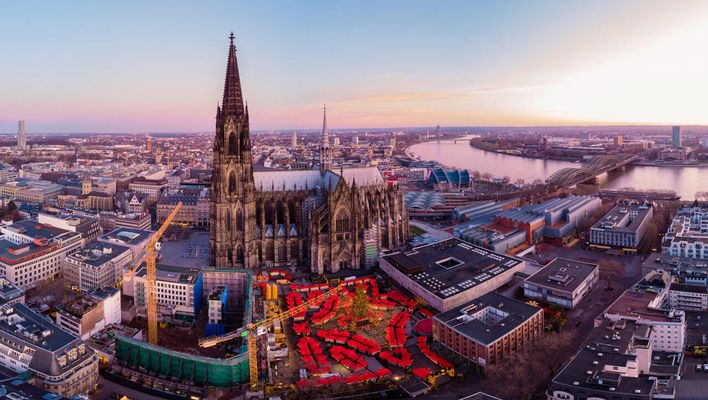 Köln in der Vorweihnachtszeit mit bunten Lichtern vorm Dom 