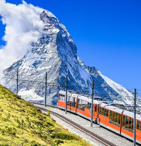 Zug fährt entlang des Matterhorns