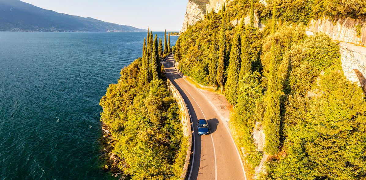 Auto fährt entlang einer Straße am Gardasee