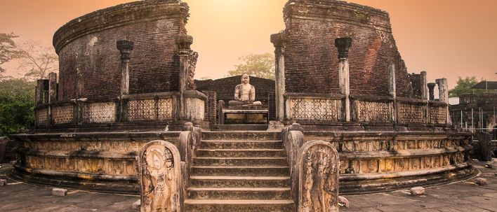 Antike Ruinen des Vatadage-Tempels in Polonnaruwa, Sri Lanka, bei Sonnenaufgang
