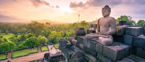 Buddha-Statue mit Blick auf den Borobudur-Tempel in Yogyakarta