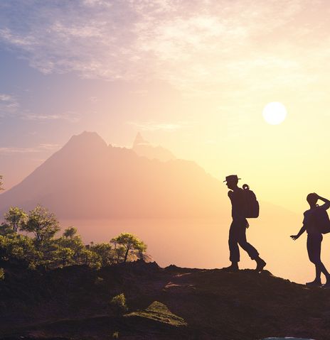 Wanderer im Sonnenuntergang auf einem Berg