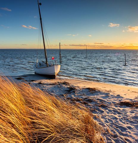 Boot am Strand an der Ostsee