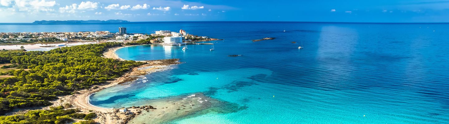 Luftaufnahme vom Strand bei Colònia de Sant Jordi auf Mallorca mit Blick aufs türkisfarbene Meer