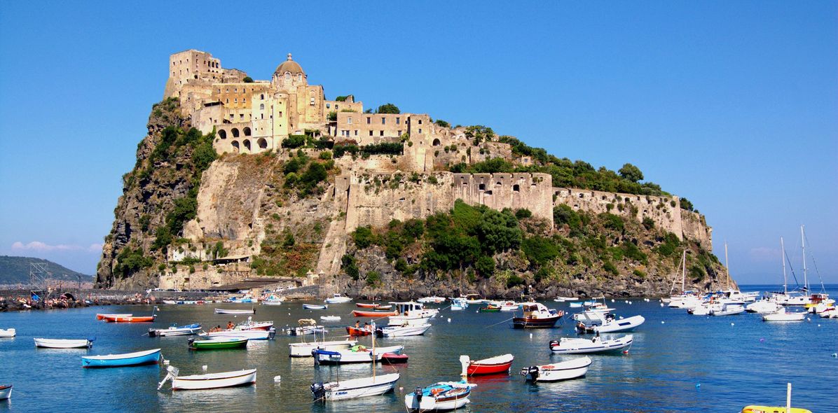 Blick auf Hafen von Ischia