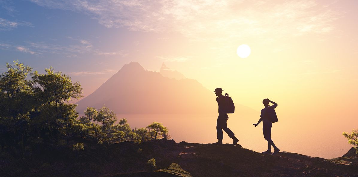 Wanderer im Sonnenuntergang in den Bergen
