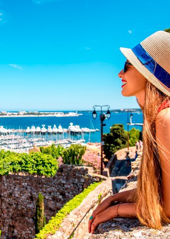 Frau am Hafen an der Côte d’Azur