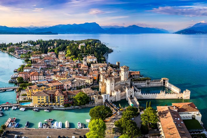 Luftaufnahme von Sirmione am Gardasee mit der Scaligerburg umgeben vom türkisblauen Wasser