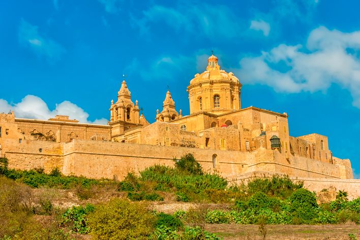 Blick von unten auf die St. Paul Kathedrale von Mdina, Malta