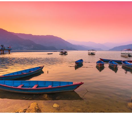 Boote im See in Nepal