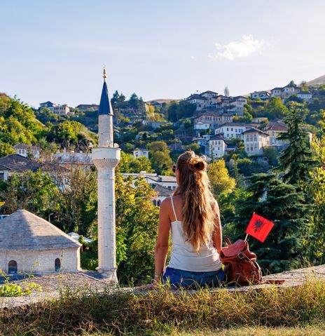 Frau genießt Ausblick auf Gjirokastra