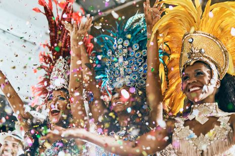 Menschen beim Karneval in Rio de Janeiro