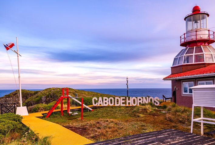 Blick vorbei am Leuchtturm zum Meer rund um das Kap Hoorn in Chile in Südamerika