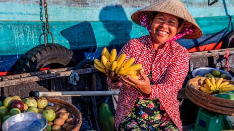 Frau auf schwimmenden Markt in Vietnam