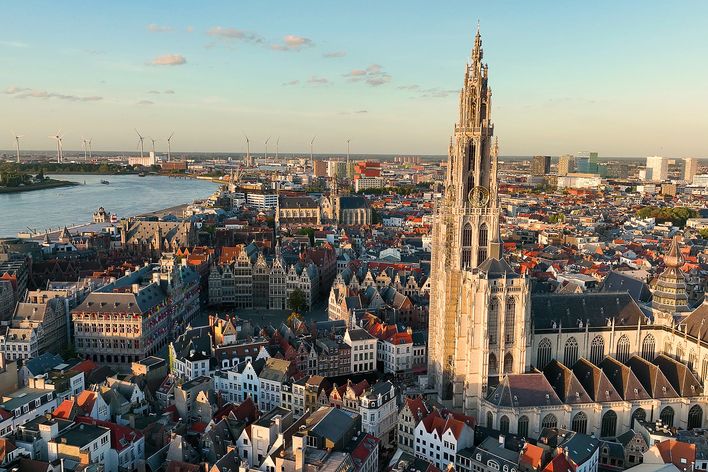 Blick auf Antwerpen mit Liebfrauenkathedrale bei Sonnenuntergang