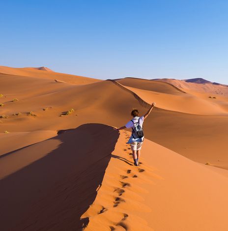 Frau in Wüste in Namibia