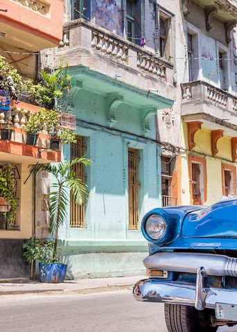 Oldtimer in der Altstadt von Havanna auf Kuba