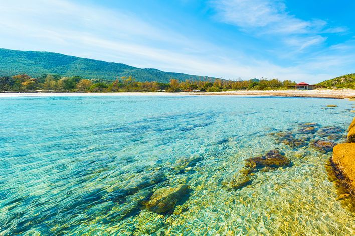 Felsküste auf Sardinien mit klarem Wasser und Küstenlandschaft