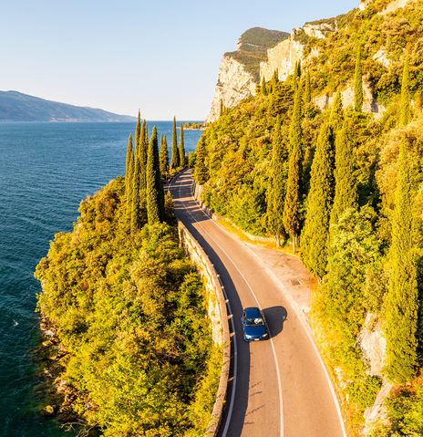 Auto fährt entlang einer Straße am Gardasee