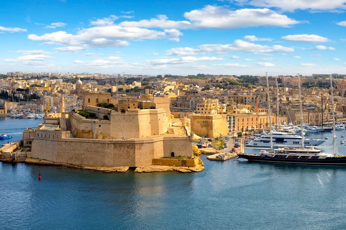 Blick auf das Fort St. Angelo mit Schiffen im Vordergrund in Birgu, Malta