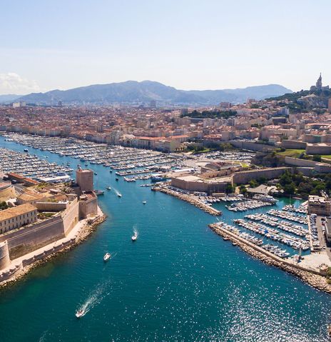 Blick auf den Hafen von Marseille mit Altstadt und Mittelmeerküste