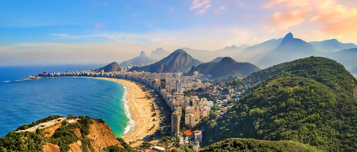Küstenlandschaft von Rio de Janeiro mit Stränden, Bergen und blauem Meer