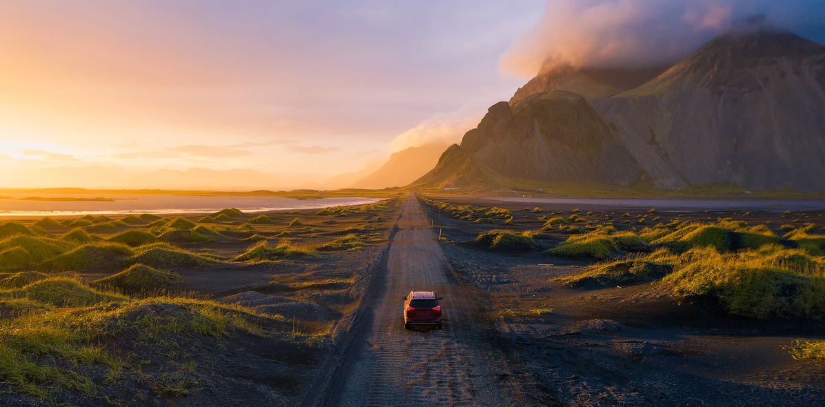 Auto auf Straße in Island