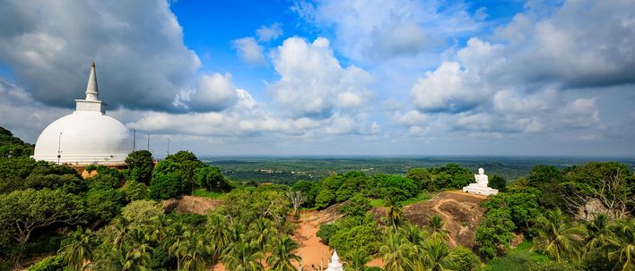 Monumentale Ruwanwelisaya Stupa in Anuradhapura, umgeben von Tempelanlagen und Bäumen