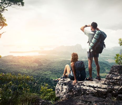 Paar auf Felsen mit Aussicht